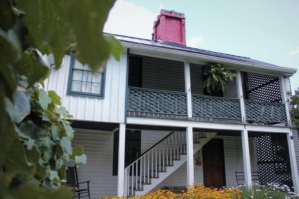 Upstairs Historic 1 Bedroom 1 Bath Suite With Mini-Kitchen, Porch & River Views Elkins Exterior photo