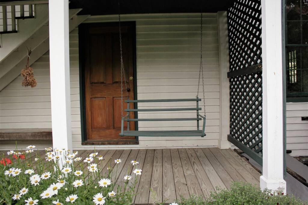 Upstairs Historic 1 Bedroom 1 Bath Suite With Mini-Kitchen, Porch & River Views Elkins Exterior photo